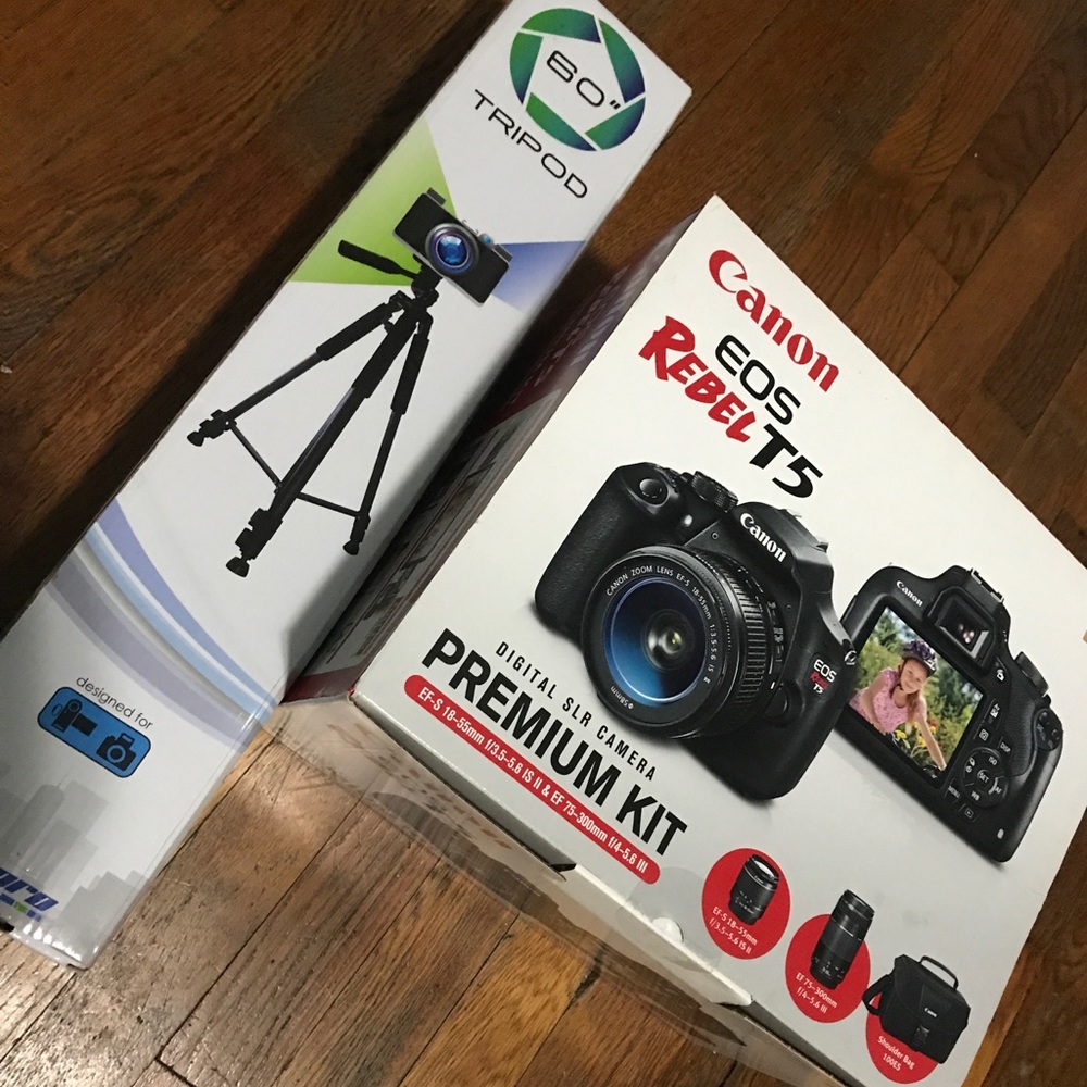 Canon EOS Rebel T5 w/ Carry Case & Bonus Tripod
